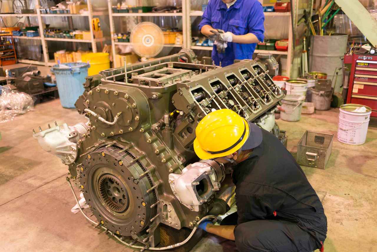 画像: 戦車のエンジン整備を行う隊員。「安定した整備態勢は世界がうらやむ超絶ワザです」と北村氏 写真/荒井健