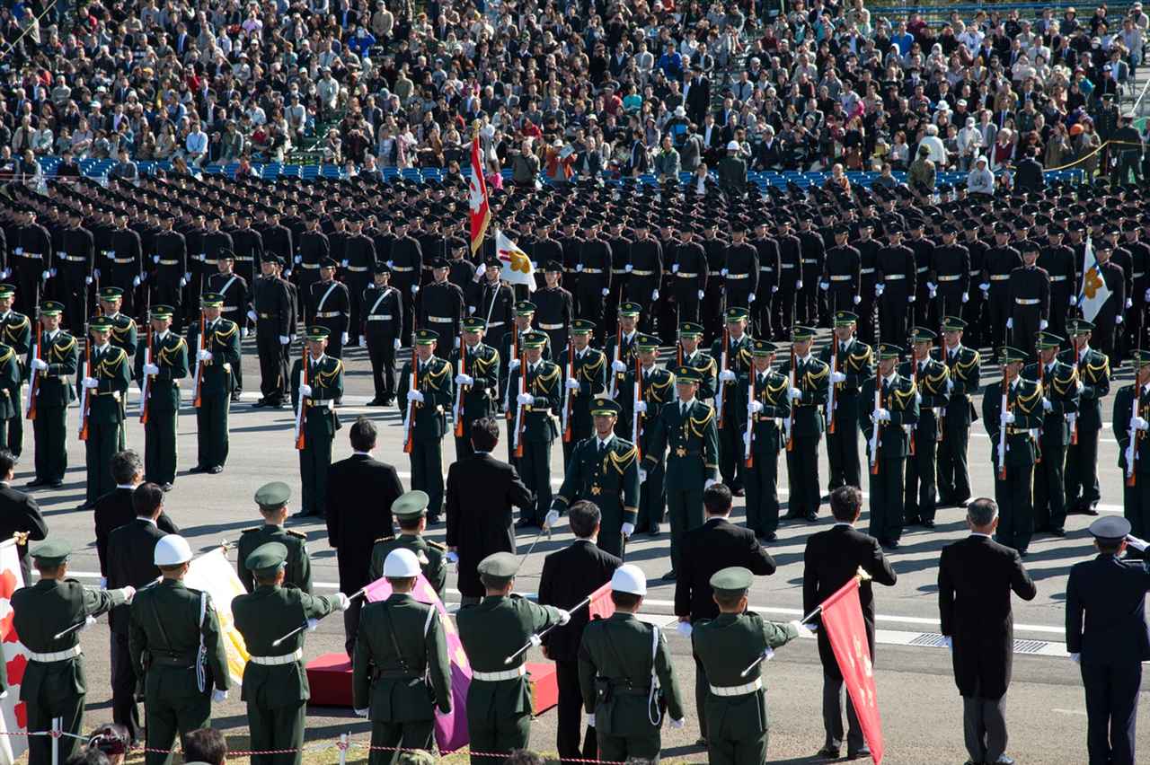 画像: 2013年に行われた観閲式。自衛隊の最高指揮官である内閣総理大臣が観閲し、隊員の士気を高め、自衛隊に対する国民の理解と信頼を深める。自衛隊記念日行事の式典の1つ