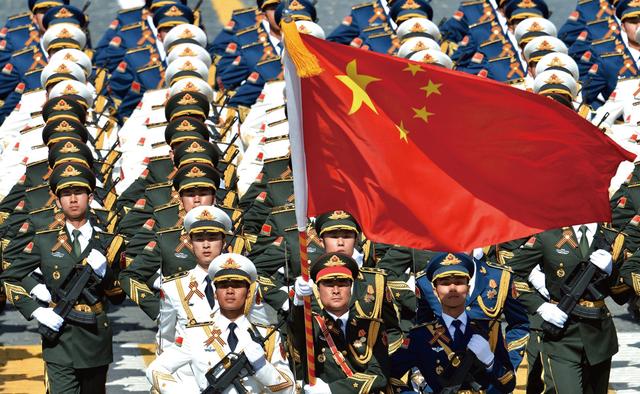 画像: 軍事パレード中を行う中国人民解放軍、陸・海・空軍の儀じょう隊の兵士たち 出典/Kremlin.ru