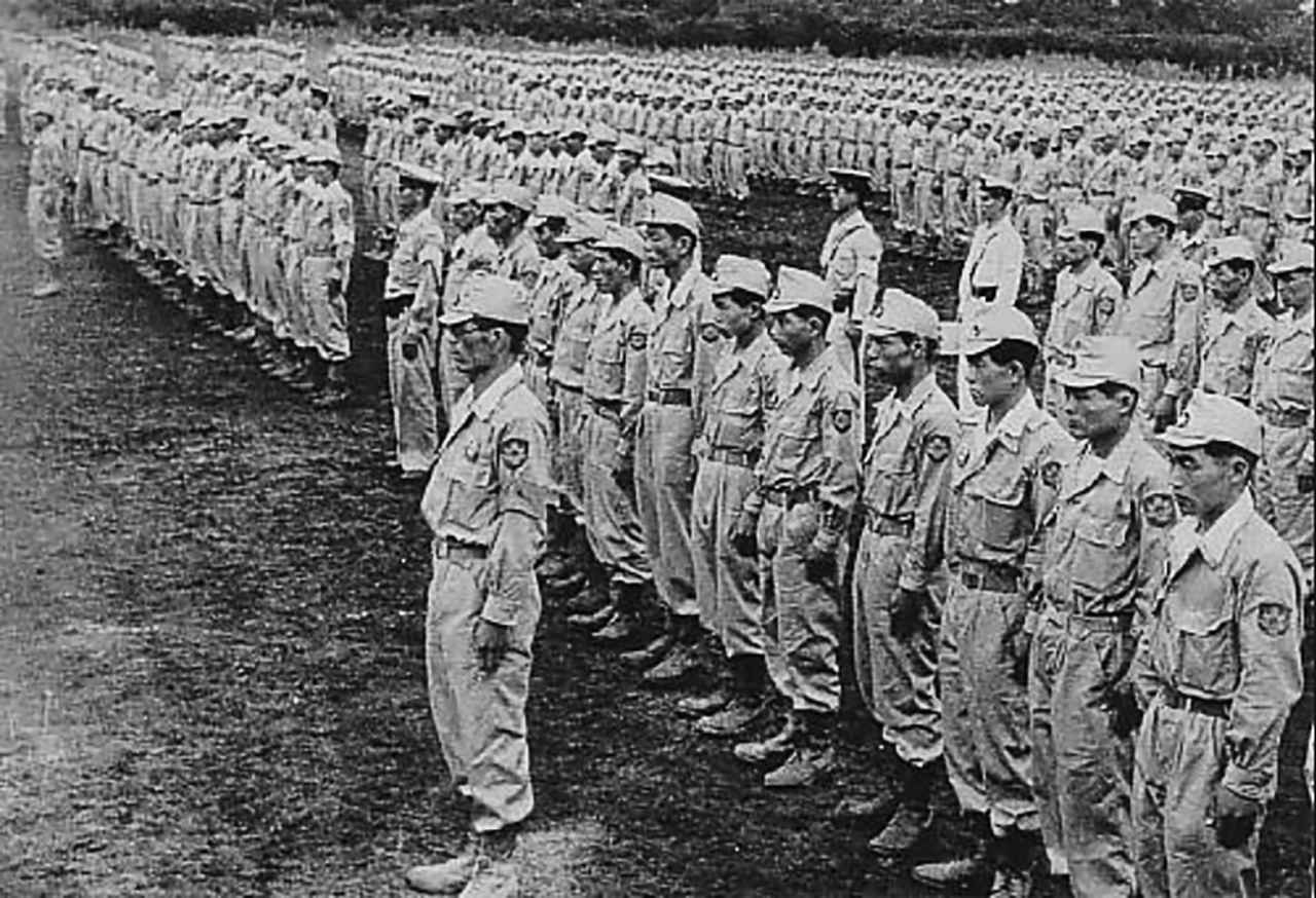 画像: 朝礼を行う警察予備隊の警察官。1950(昭和25)年に創設され、アメリカ軍事顧問の監督下で各種訓練が行われた