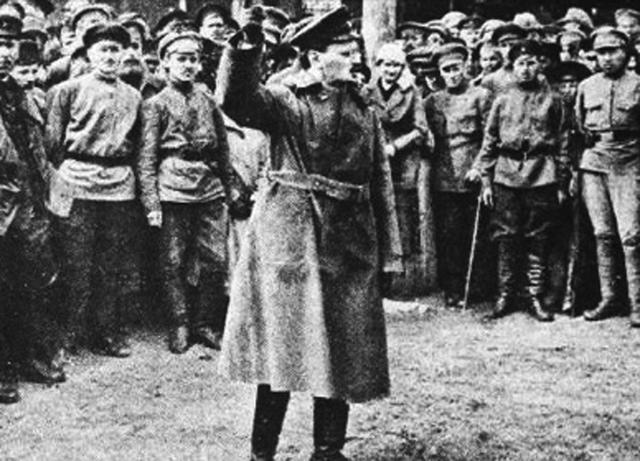 画像: 1918年の旧ソ連赤軍と演説を行う指揮官のレフ・トロツキー。旧ソ連赤軍の創設者・指揮官として後に外務大臣を担当した