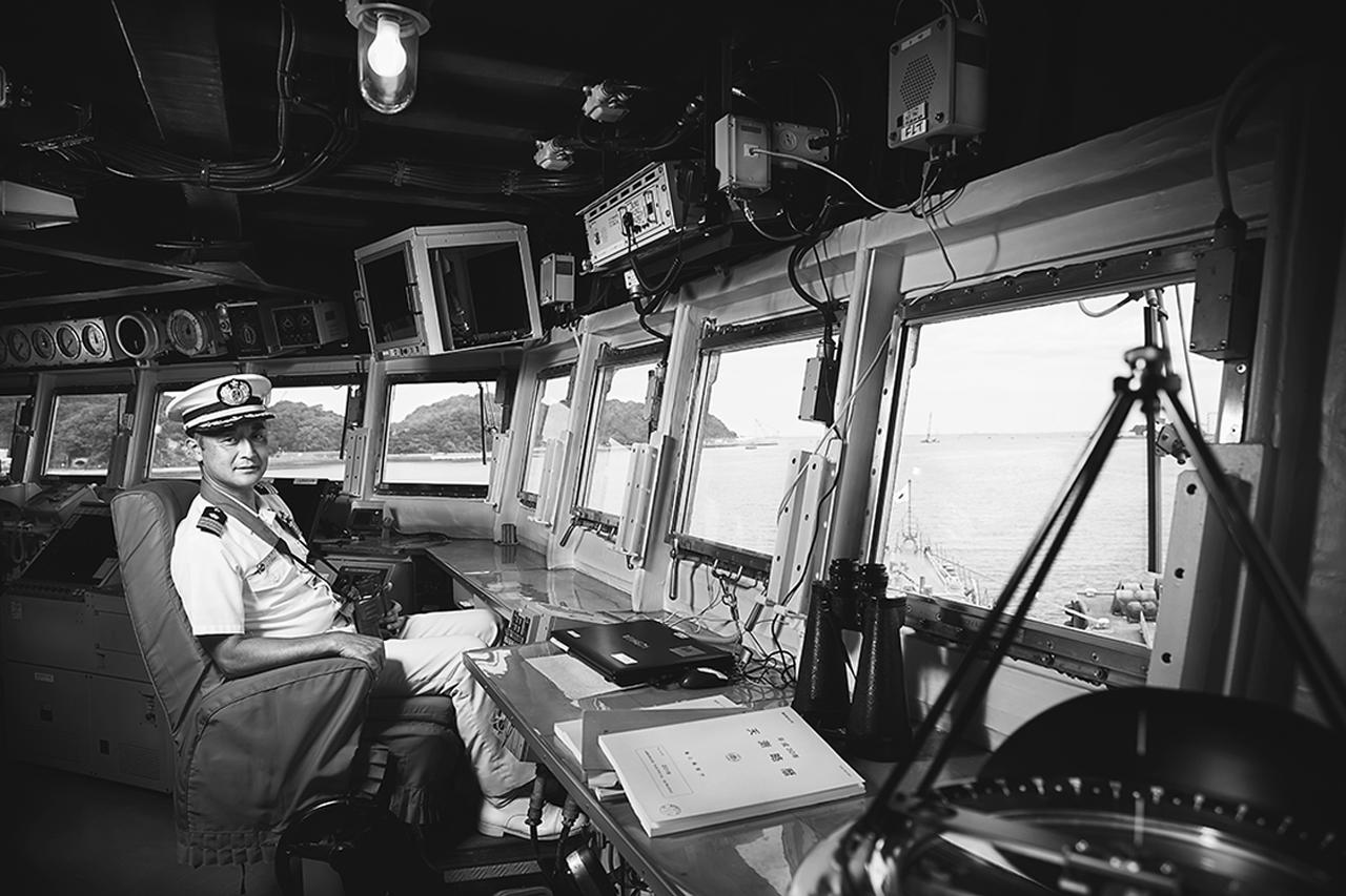画像: 艦橋の右側には艦長専用の席があり、赤と青色のカバーがかけられている　写真／近藤誠司