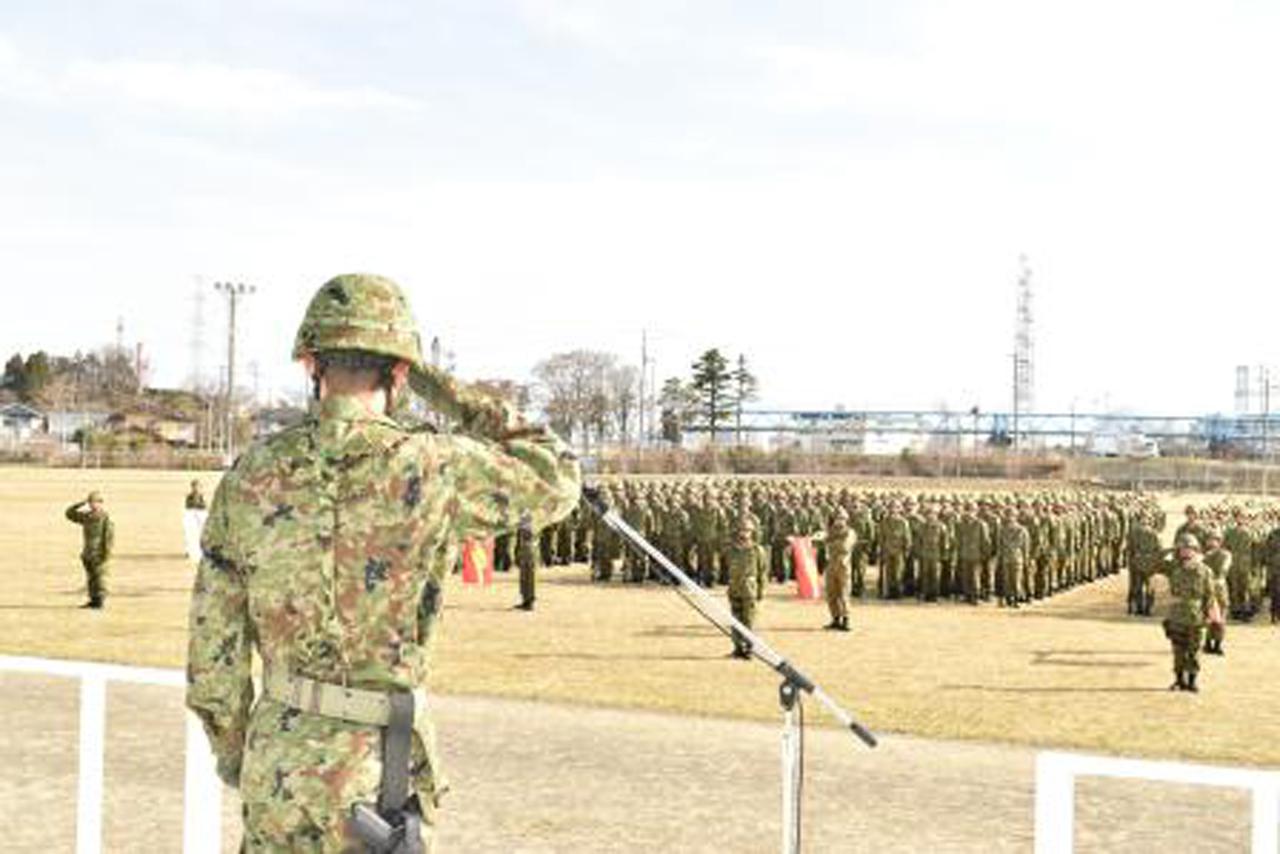 画像: 式典で敬礼を受ける陸上自衛隊の連隊長。連隊が一丸となり任務を達成するため、日々任務にあたる