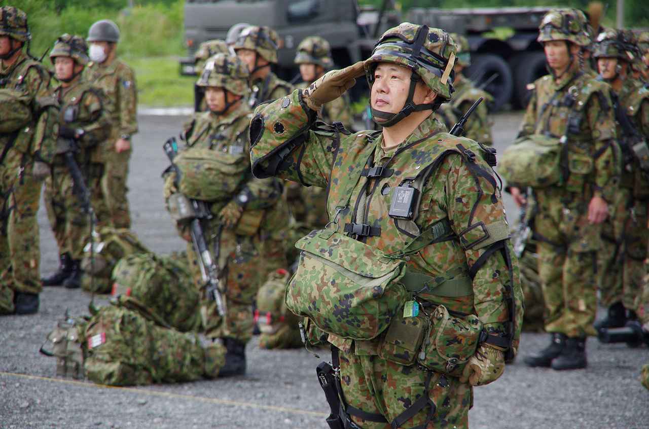 画像: 複数の小隊をまとめ、現場レベルで任務を支える中隊長。個々の隊員にまで気を配り、中隊を動かす