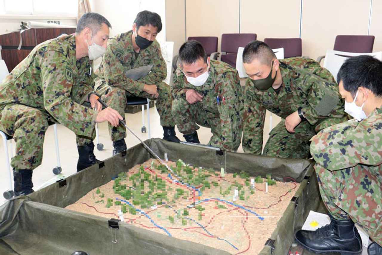画像: 最も小規模な小隊・分隊の隊長は、個々人の隊員の指導のほか、隊の役割に合わせ細かな指揮を行う