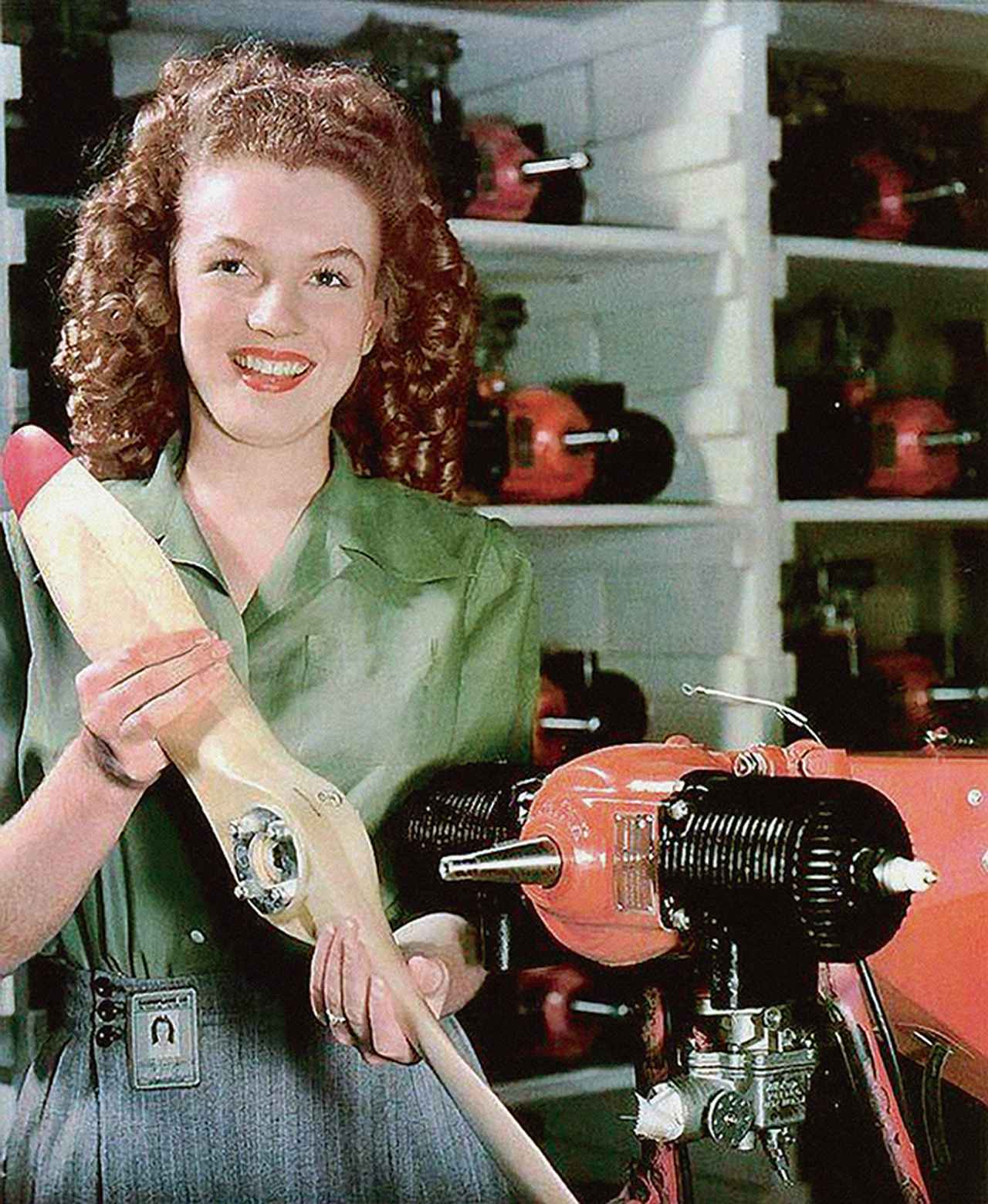 画像: ターゲット・ドローンの工場で働くマリリン・モンロー　写真／David Conover（1945）