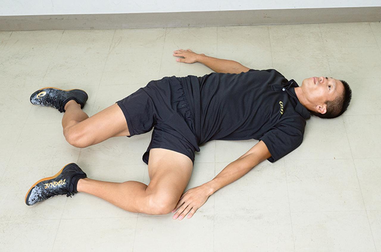 画像4: 体をひねるストレッチ：左右各1回