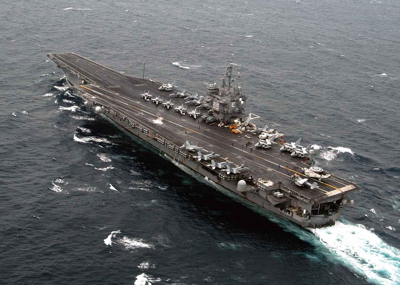 画像: 1961年に就役した世界初の原子力空母、アメリカ海軍の『エンタープライズ』。全長約340m、基準排水量7万5700トン。最大84機の航空機を搭載し、約4600人の乗員を乗せて航行する　出典／U.S. Navy