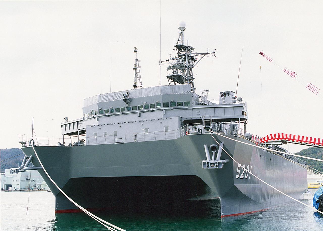画像: 海自の音響測定艦『ひびき』。1991年に就役し、呉基地(広島県)を母港とする。仮想敵国が使う潜水艦の音響情報を収集する艦。その運用については極秘とされている 写真提供/防衛省