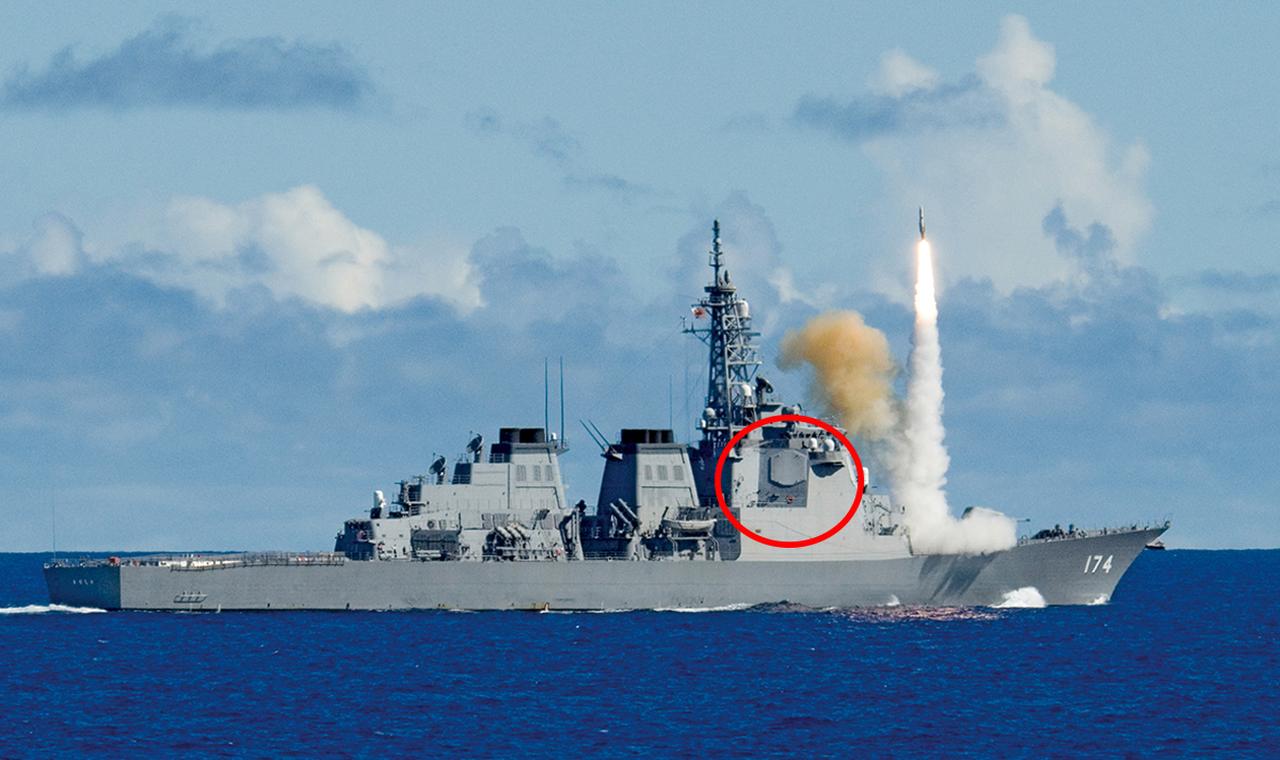 画像: ミサイルを発射する海上自衛隊のイージス艦。マストの下に六角形の高性能レーダー(破線部)が設置されている 写真提供/防衛省
