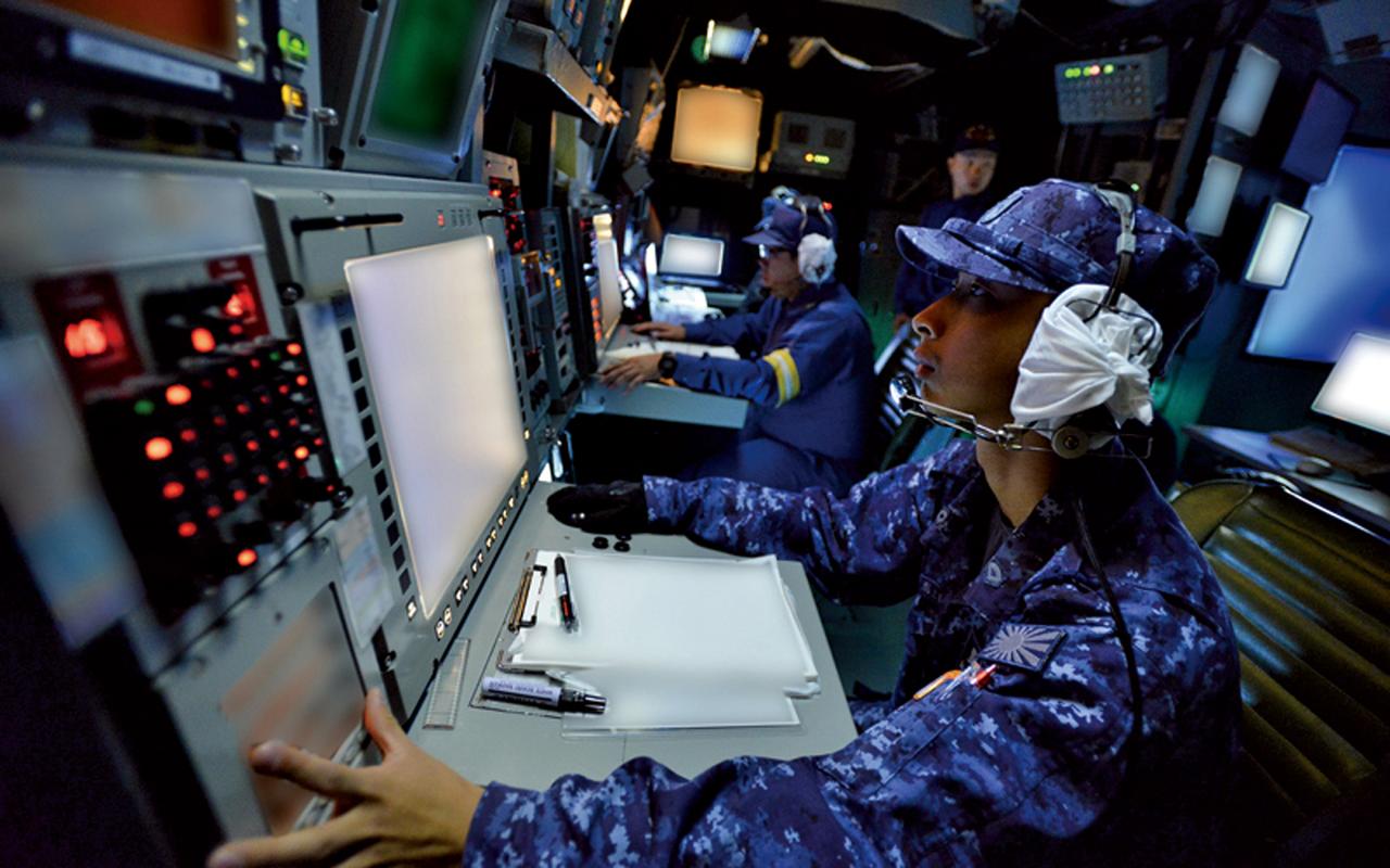 画像: 海自艦艇の戦闘指揮所。レーダーやソナーなどの各種センサー類、そのほか艦についての情報が集約される部屋であり、戦闘時の指揮・発令もここから行われる 写真提供/防衛省
