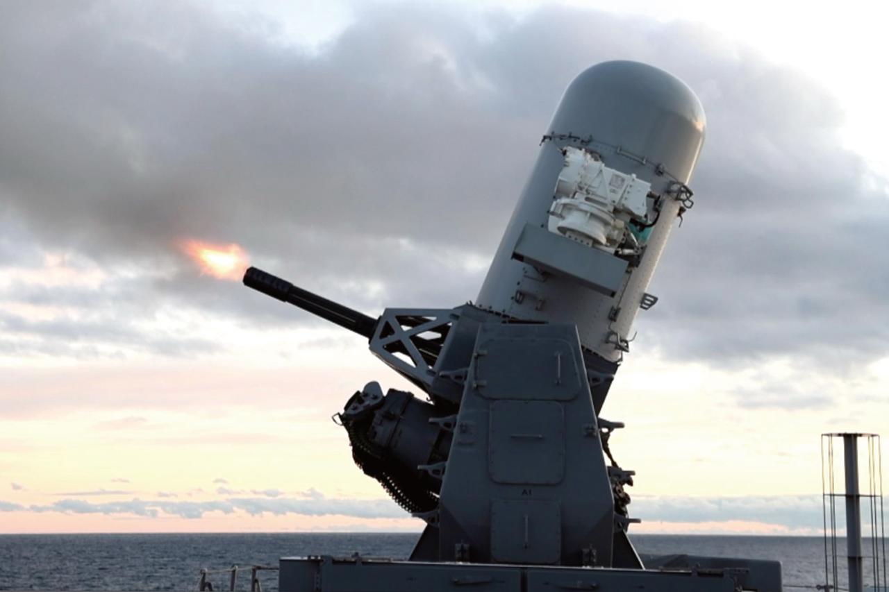 画像: 護衛艦にも搭載されている、近接防空システム。接近してくるミサイルなどに対し、レーダーで照準を合わせて大量の砲弾を撃ち込む　写真提供／防衛省