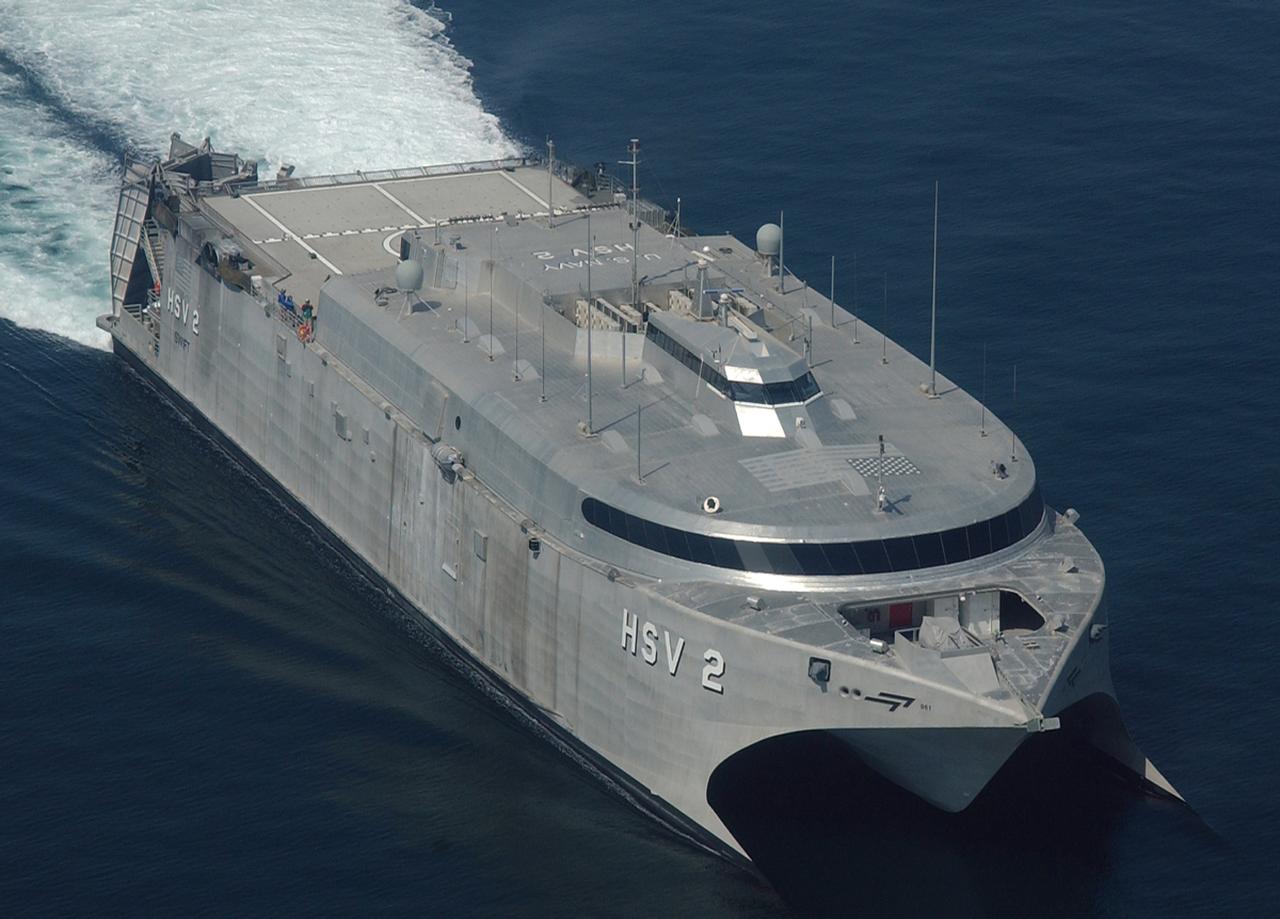 画像: アメリカ海軍の高速輸送船『スウィフト』。2003年に建造し、最大速力は45ノット以上といわれ、スマトラ島沖地震の救援にも携わった 出典/U.S. Navy