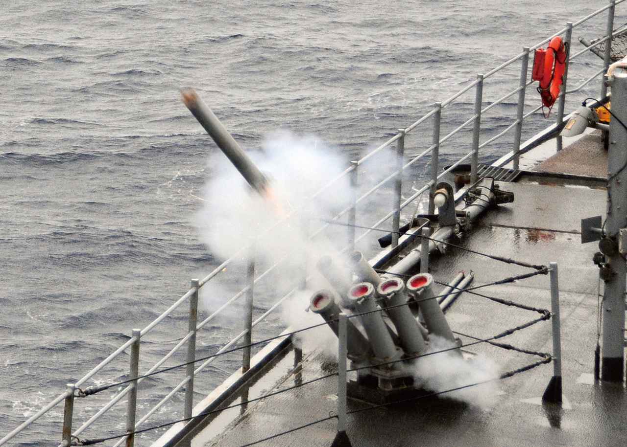 画像: 護衛艦の甲板上に搭載されたチャフ発射機。6連装で、チャフを積んだロケット弾を発射する　出典／U.S. Navy