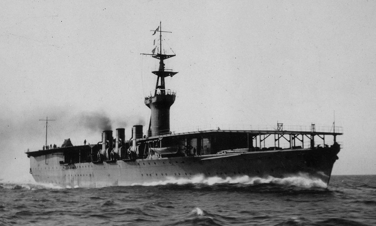 画像: 『鳳翔』は、旧日本海軍が1922年に竣工させた世界初の航空母艦（空母）。最初から空母として作られた初めての艦であり、平べったい飛行甲板が最大の特徴　出典／Wikimedia Commons