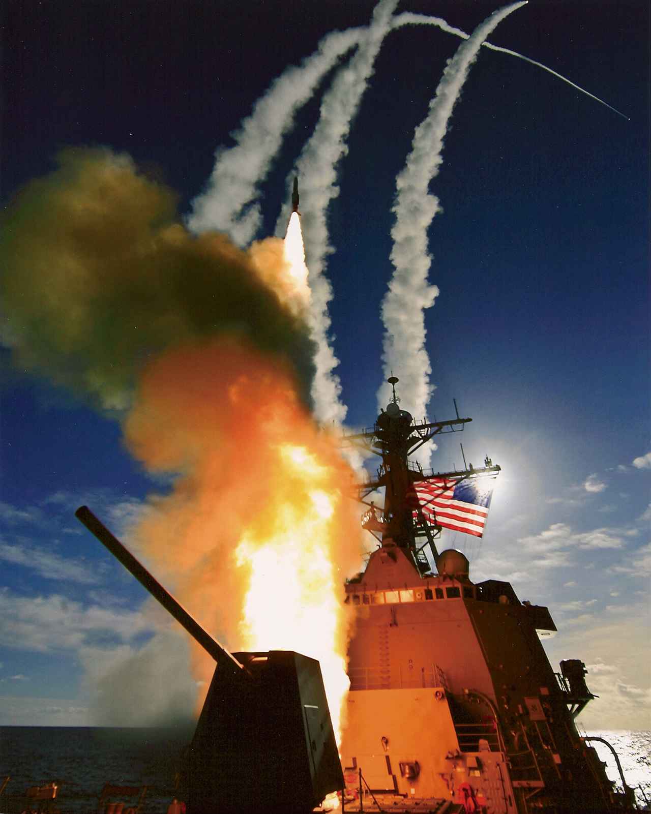 画像: アメリカ海軍のイージス艦のVLS（垂直発射装置）から連続して発射される艦対空ミサイル　出典／U.S. Navy
