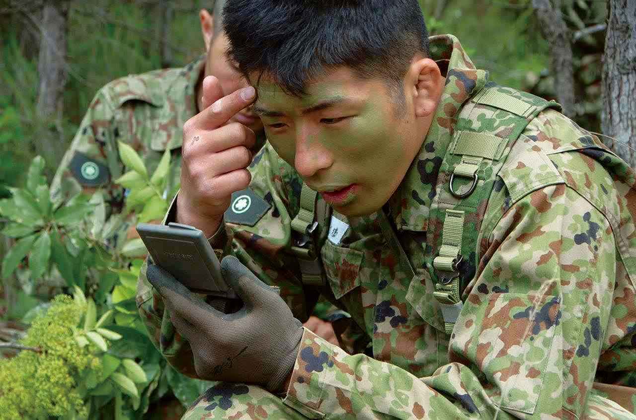 画像: 周囲の草や地面の色に合わせ、4つのカラーを混ぜて色合いを調整し、ぎ装する