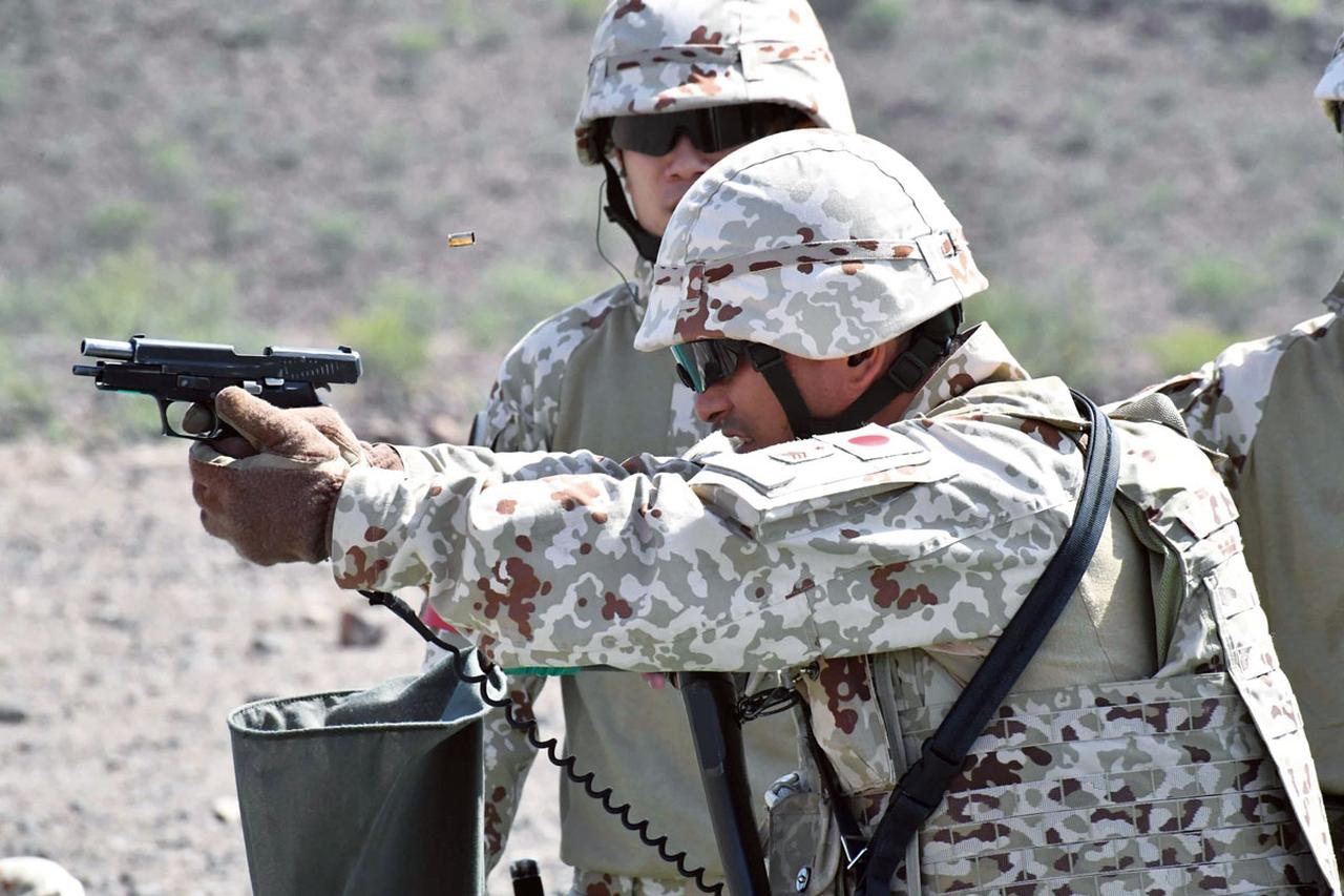 画像: ジブチで射撃訓練を行う陸自隊員。砂じんなどからも目を守り任務を支える