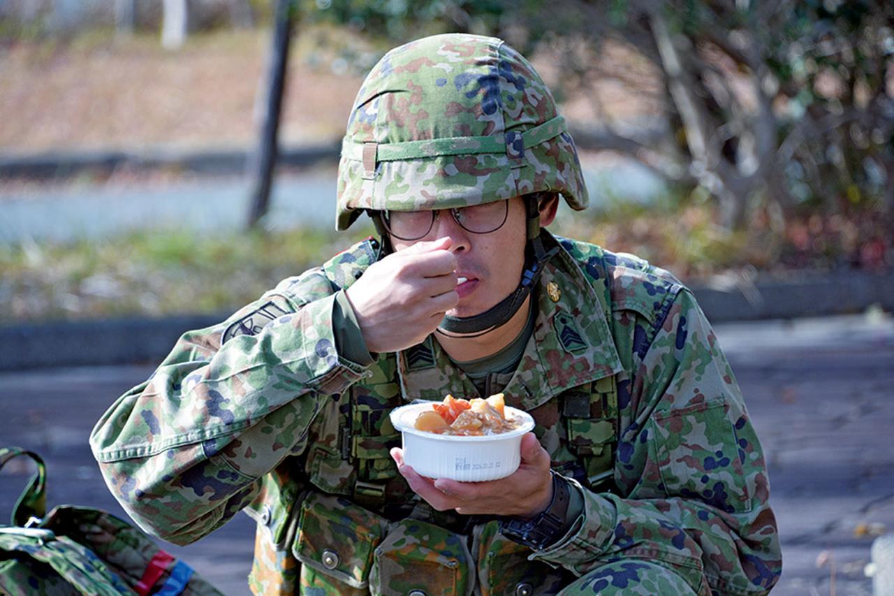 画像: 戦闘糧食は和・洋・中のメニューがある。隊員は演習や訓練、災害派遣などで食べている