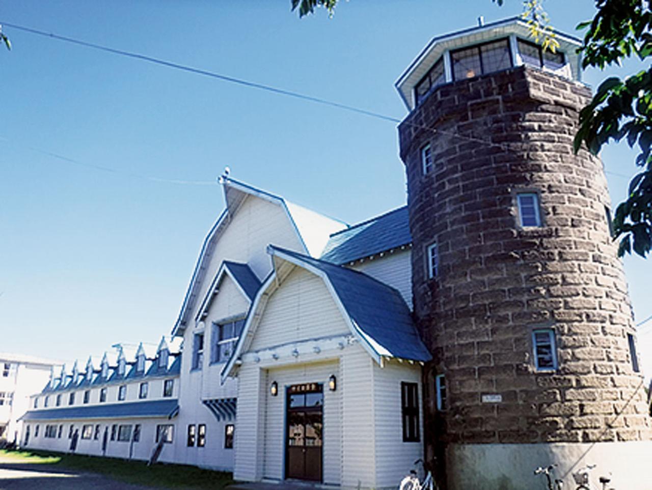 画像: 駐屯地内のシンボルとして親しまれている「サイロ隊舎」。この場所が北海道庁種畜場だった1937年に、乳牛試験舎として建築された施設が今も残っているのだ