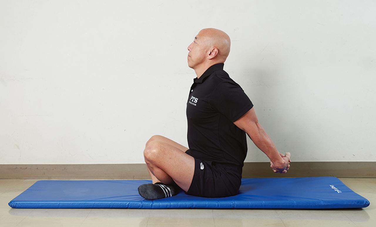 画像2: 胸を開くストレッチ