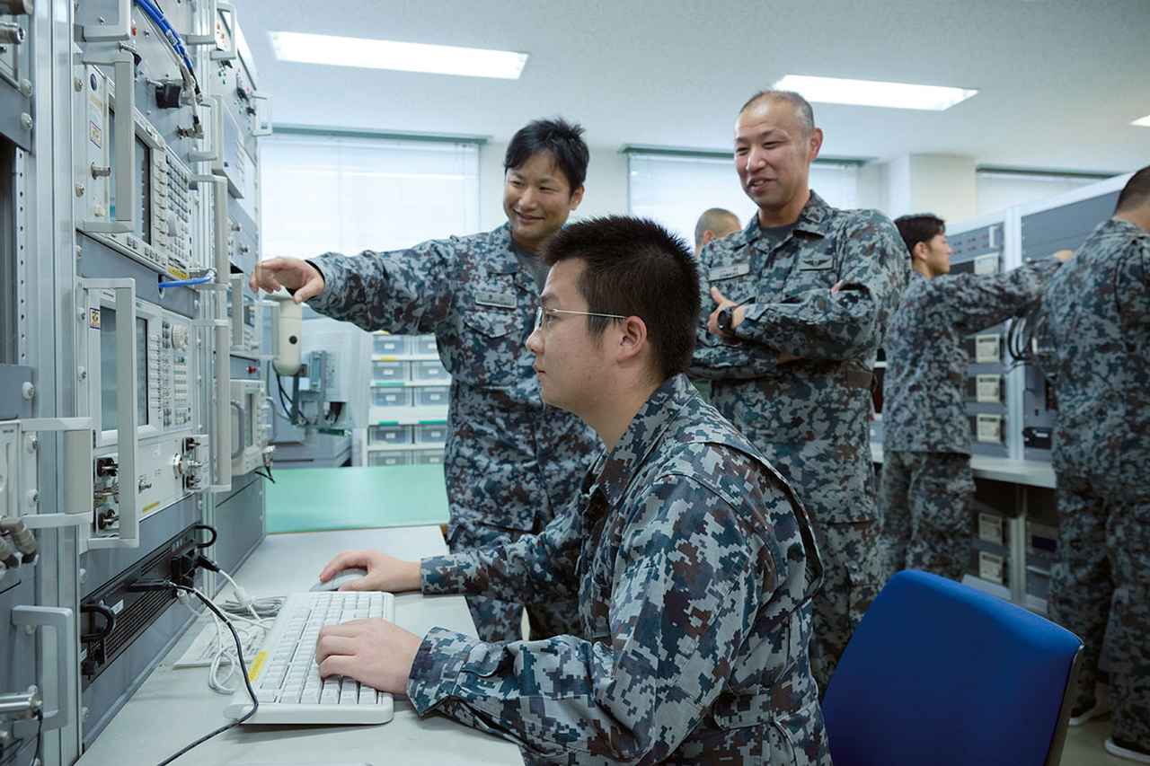 画像: 秘匿性の高い機器を整備する隊員たちは皆、家族にも任務内容は話せないという