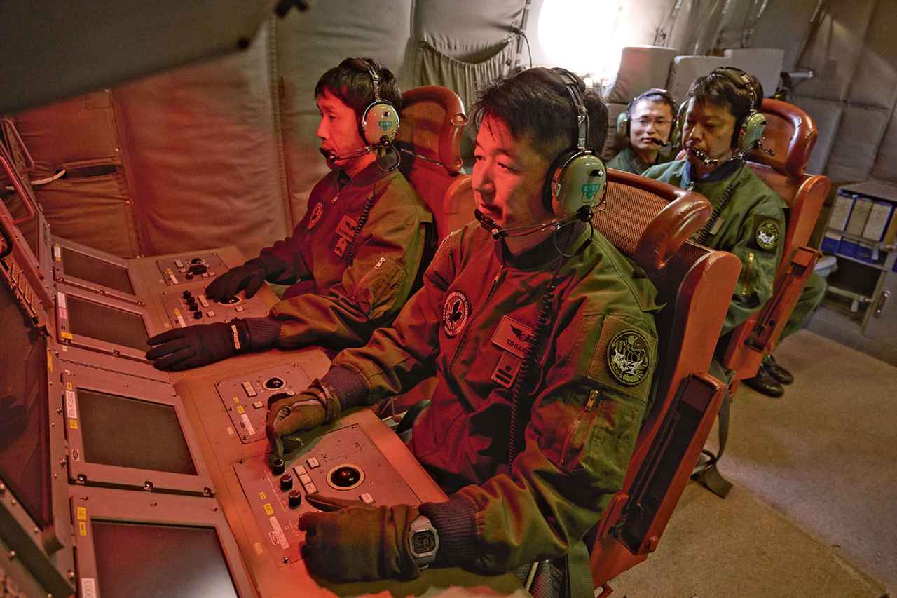 画像: 輸送機「C-1」の機体を電子戦の仕様に改修