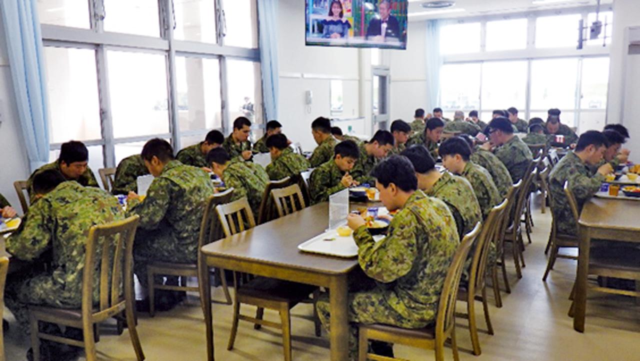 画像: 200席ほどある隊員食堂は、昼時になると食事を楽しみにしている隊員たちが集い、一気に活気づく