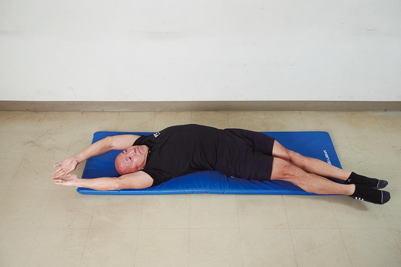 画像3: あおむけ体側伸ばし