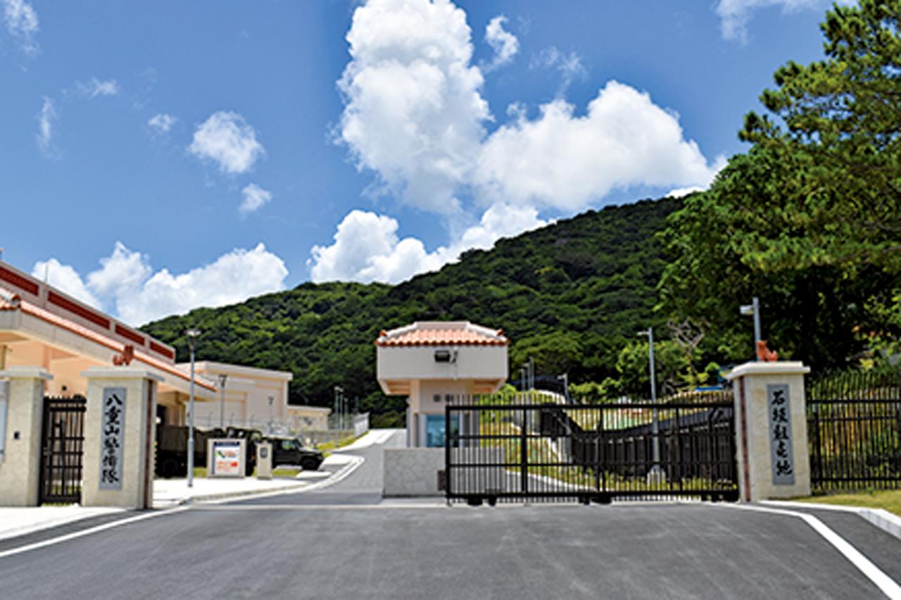 画像: 駐屯地正門の柱の上には、魔よけや守り神として知られるシーサーを設置。また建物には、沖縄の伝統的な赤瓦を使用している