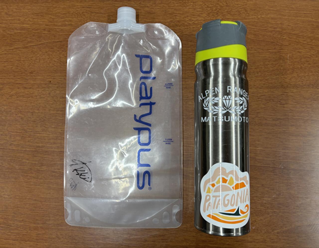 画像: 山専用ボトル（右）は、高い保温力で長時間、熱湯が冷めにくいのが利点。その熱湯を、コンパクトに携帯できる水のうに移し入れ、即席の湯たんぽを作る。直に肌には当てず、衣服の上から当てる