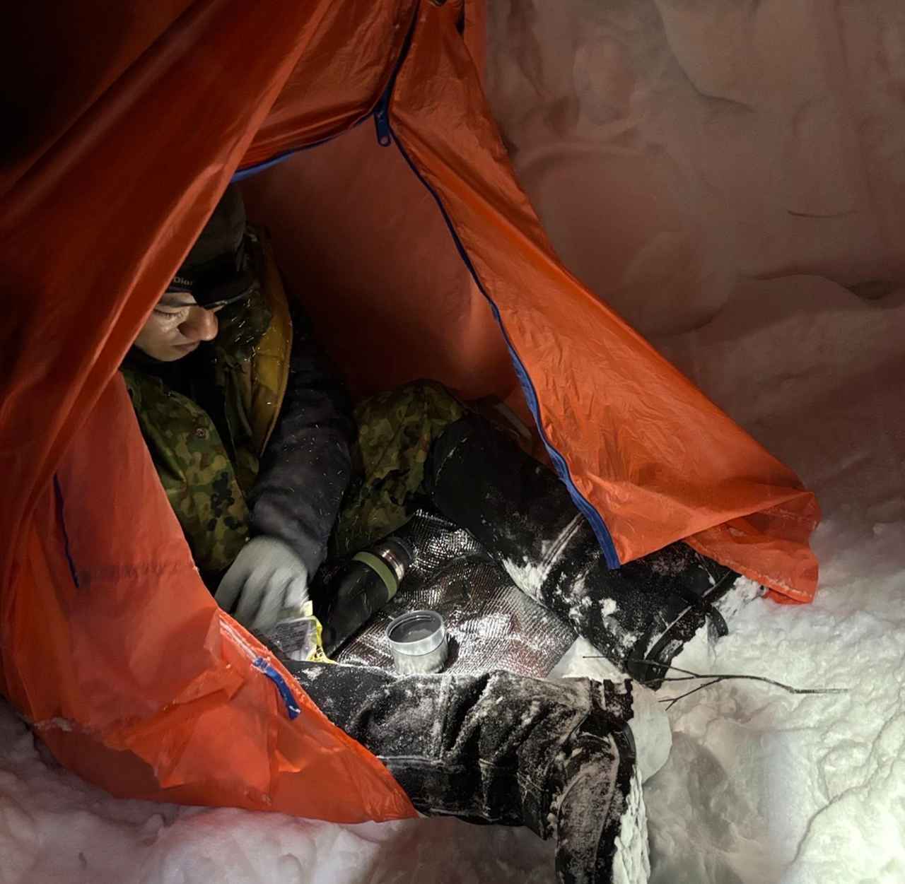 画像: 山岳レンジャーたちは、作戦行動中に急な暴風雨(雪)に見舞われることも。そんなときは、標高の低い場所に移動し、簡易テントなどに入って一時しのぐ