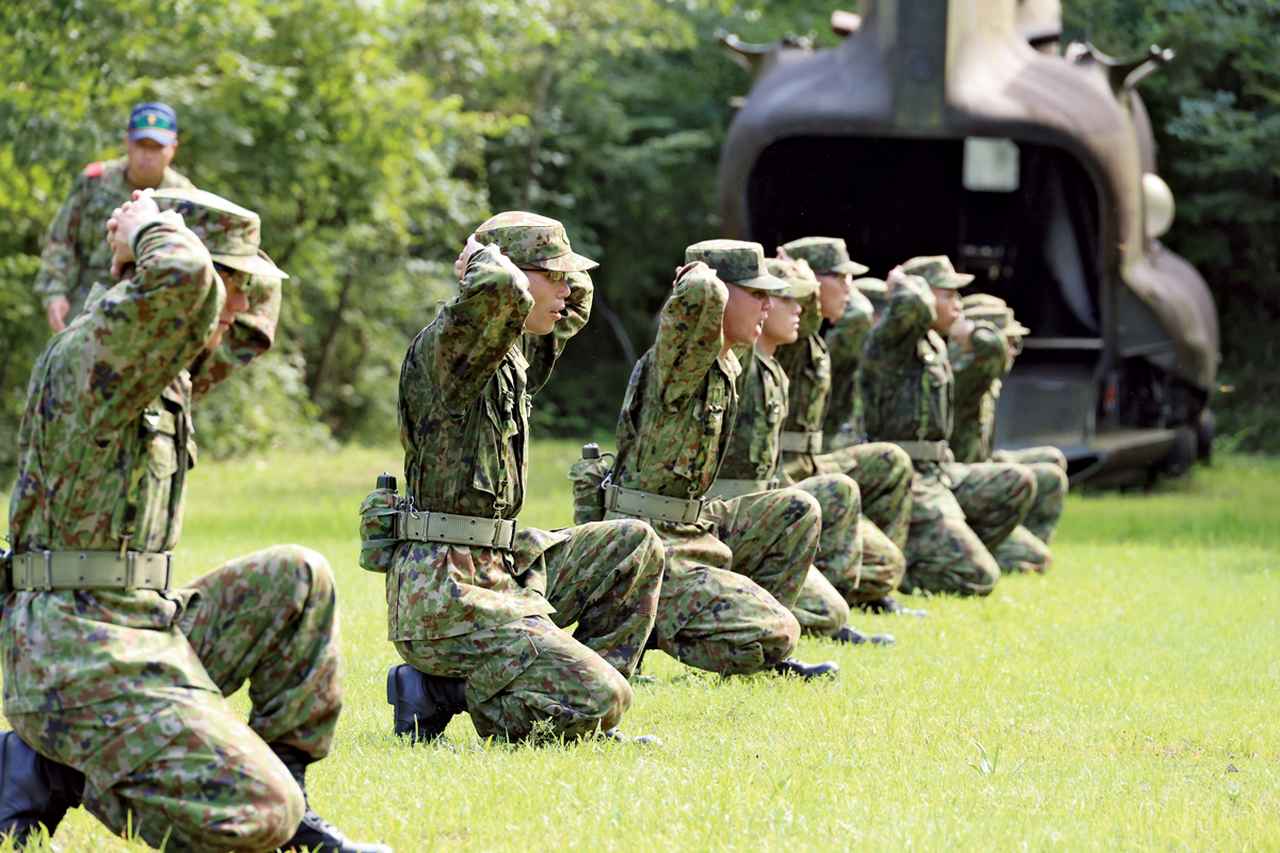 画像: レンジャーとして必要な強靭な体力、精神力を養うための訓練「体力調整」の1つ、かがみ跳躍を行う幹部レンジャー学生たち。少しでも疲れた様子を見せると、教官から厳しい声が飛ぶ