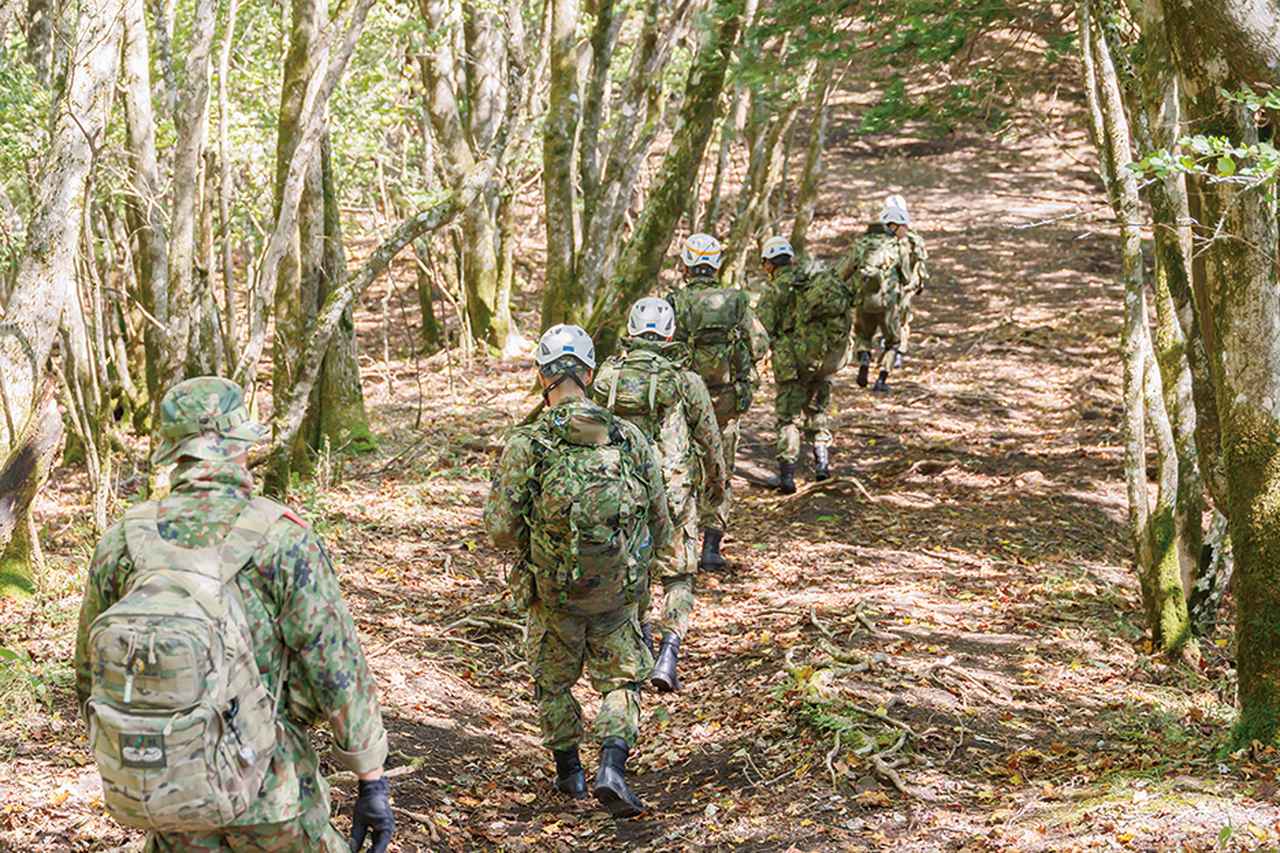 画像: 移動中は上り坂もあれば下り坂もある。歩測が狂わないよう注意しつつ、コンパスで方角を確認しながら進む