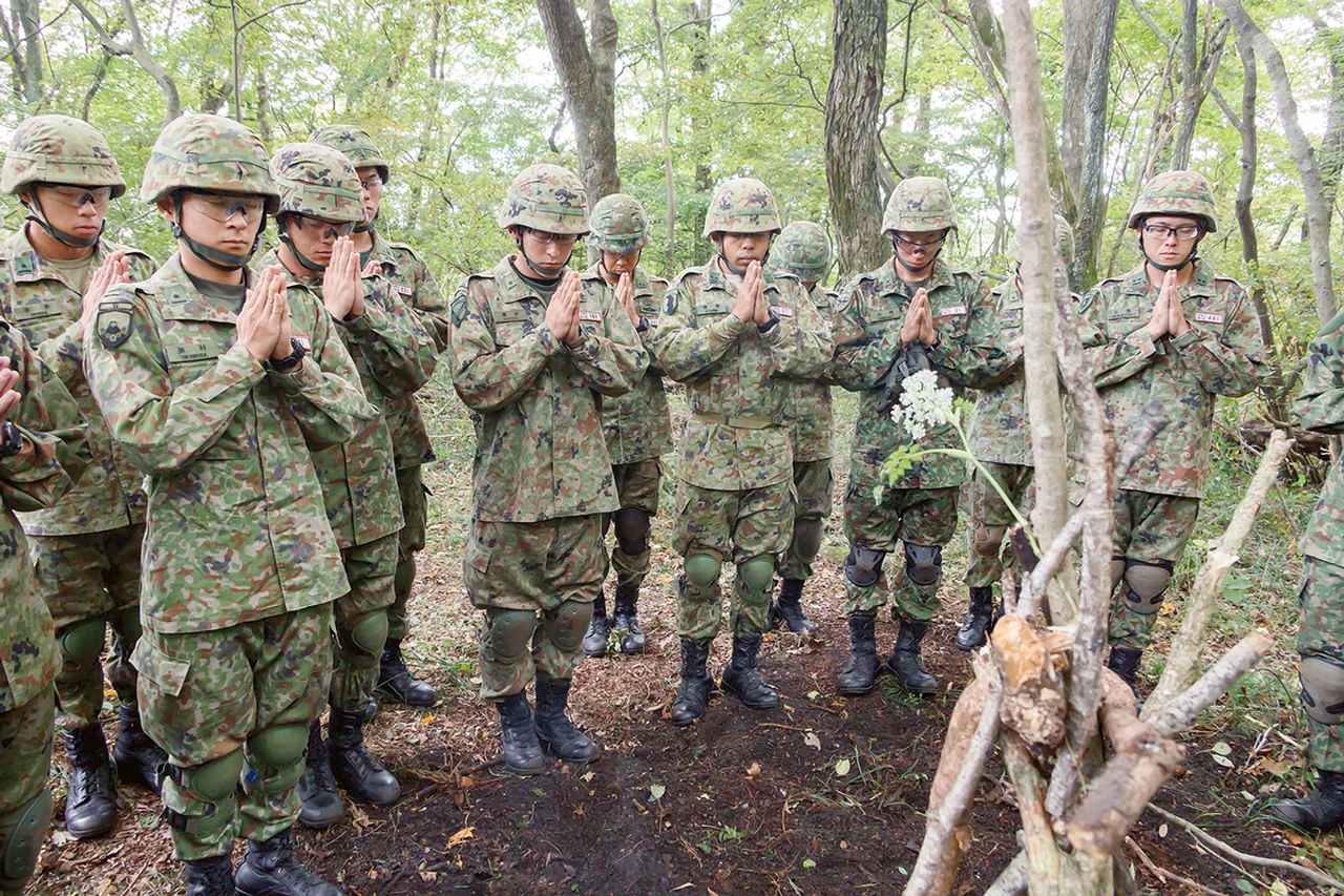 画像: 解体作業終了後には、全員で手を合わせ、命をくれた鶏に感謝の祈りを捧げる