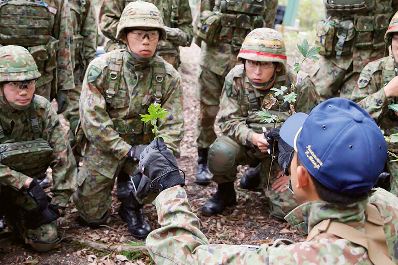 画像: 食べられる野草と毒草を学ぶ幹部レンジャー学生。植物のどの部分に毒が含まれているのかを知っておくと、より気を付けられる
