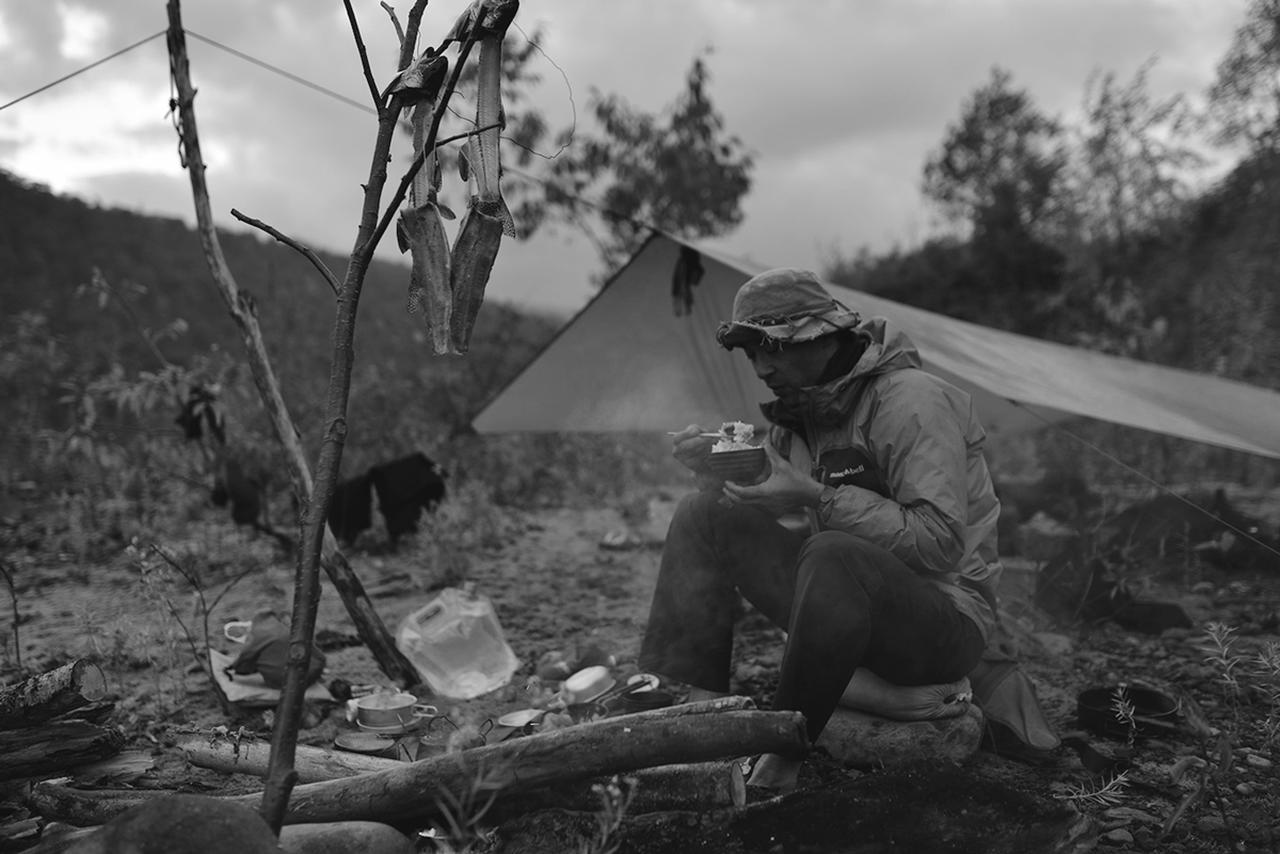 画像: 北海道の増毛山塊をサバイバル登山中の服部さん。食料と燃料を現地で調達するため、荷物が軽くなり、安全にスピーディーに行動できるそう 写真/亀田正人