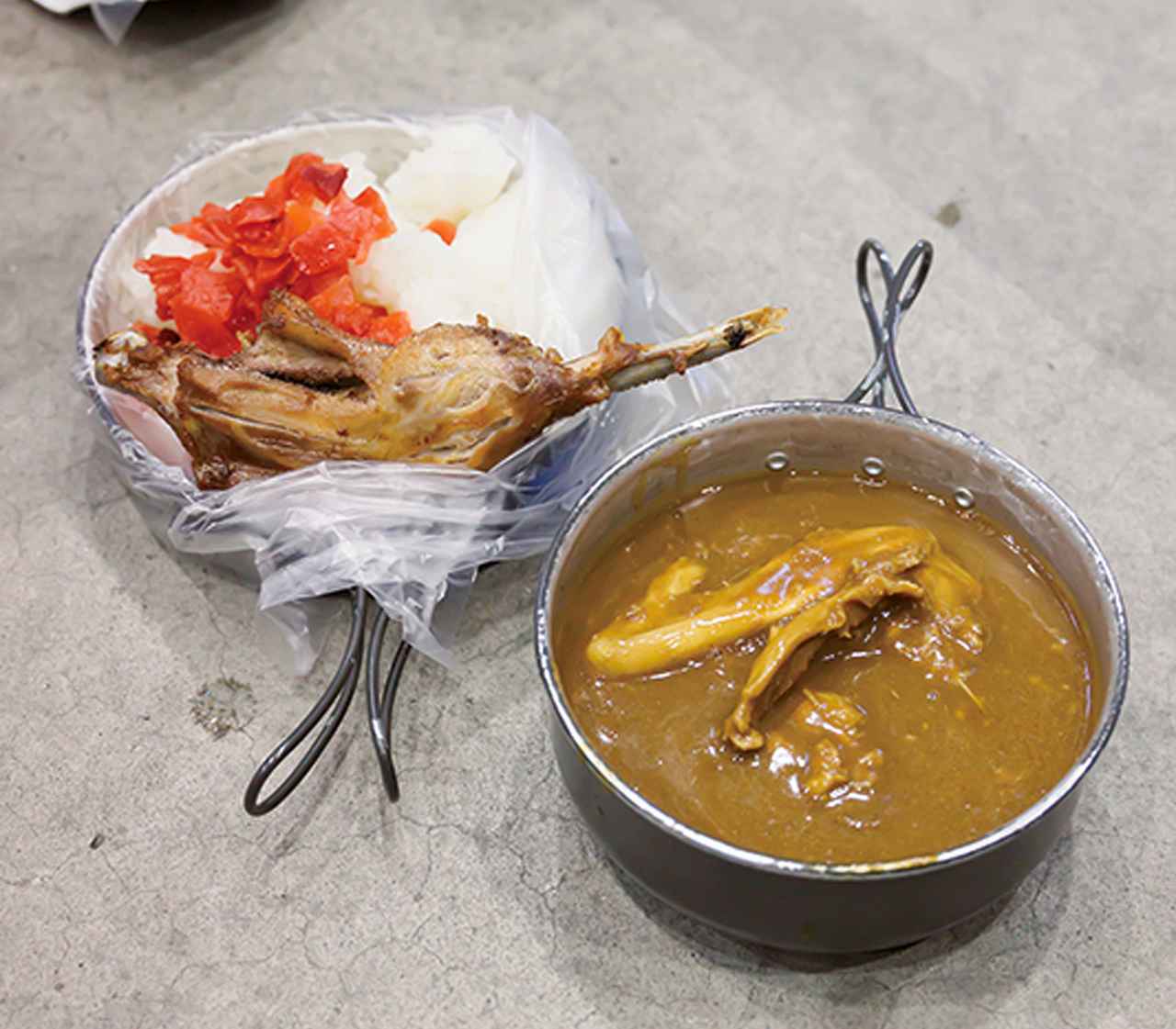画像: 豪快に骨付き肉をそのまま投入したチキンカレーと、鶏の素揚げ