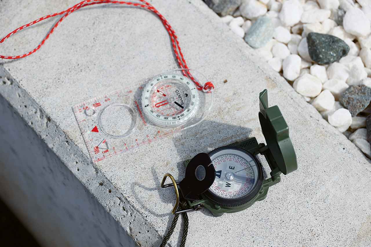 画像: 上が「ベースプレートコンパス」、下が「軍用コンパス」