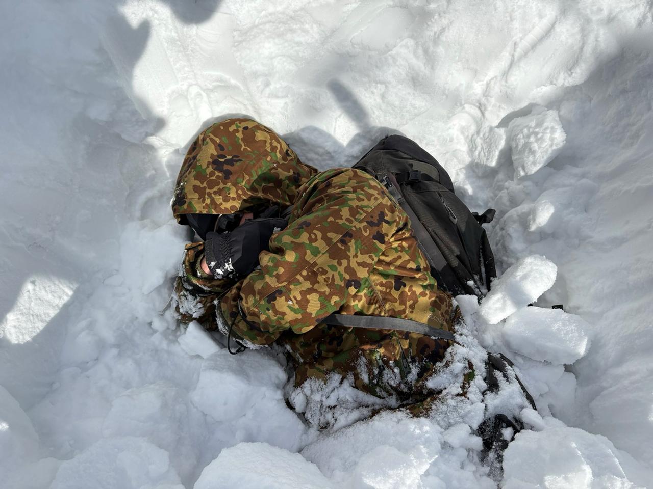 画像: 雪崩に巻き込まれたら、顔の前に両手を当てて空間を作り、生き延びることが重要だ