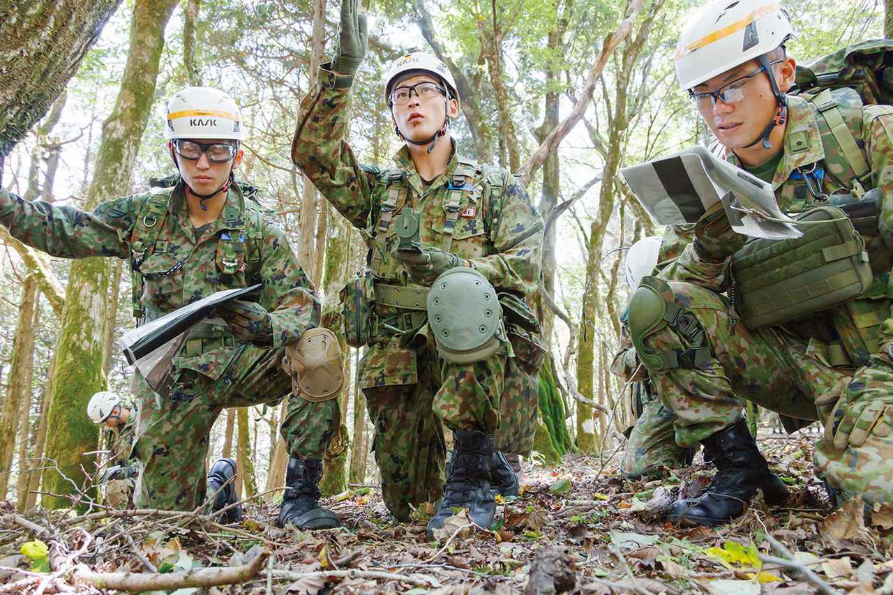 画像: 地図とコンパスを頼りに、次の中継ポイントの方向を確認する幹部レンジャー学生たち