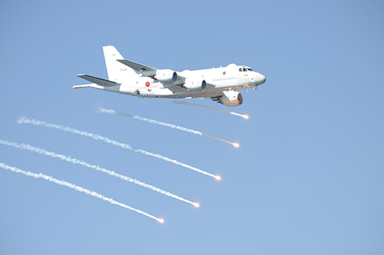 画像: 「フレア」はミサイルからの追尾を逃れるため放射。強い警告を対象機に発することにも使われ、これは武器使用には該当しない。写真はP-1のフレア発射