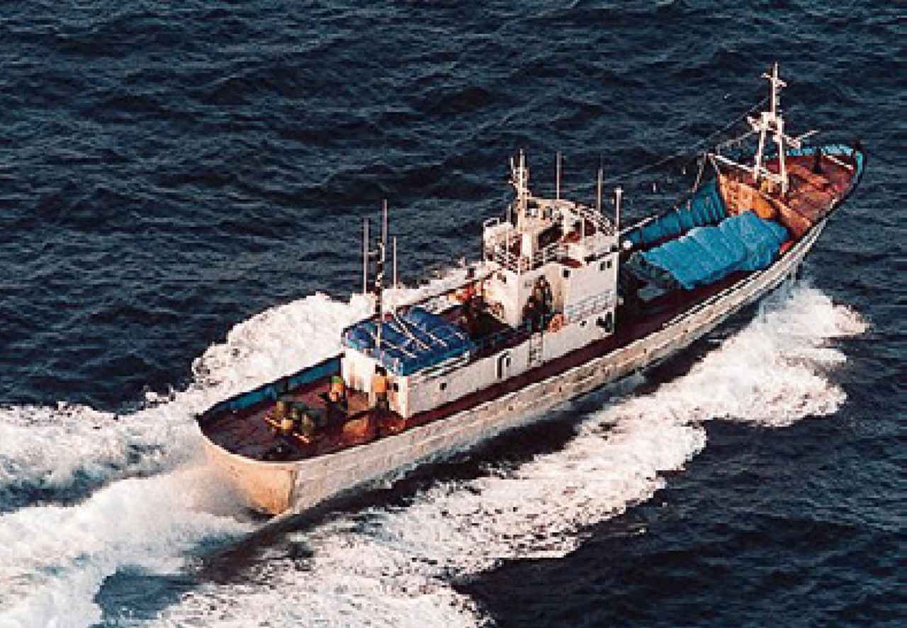 画像: 不審船は日本の漁船にぎ装。アンテナが多く漁具が見当たらないなど漁船には見えない船舶だった