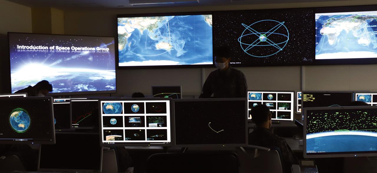 画像: 2020年に前身となる部隊が発足し、22年に新編された航空自衛隊宇宙作戦群。宇宙空間監視や対処など幅広い任務に対応するため、上級部隊として「宇宙作戦団（仮称）」の新編も進められている。