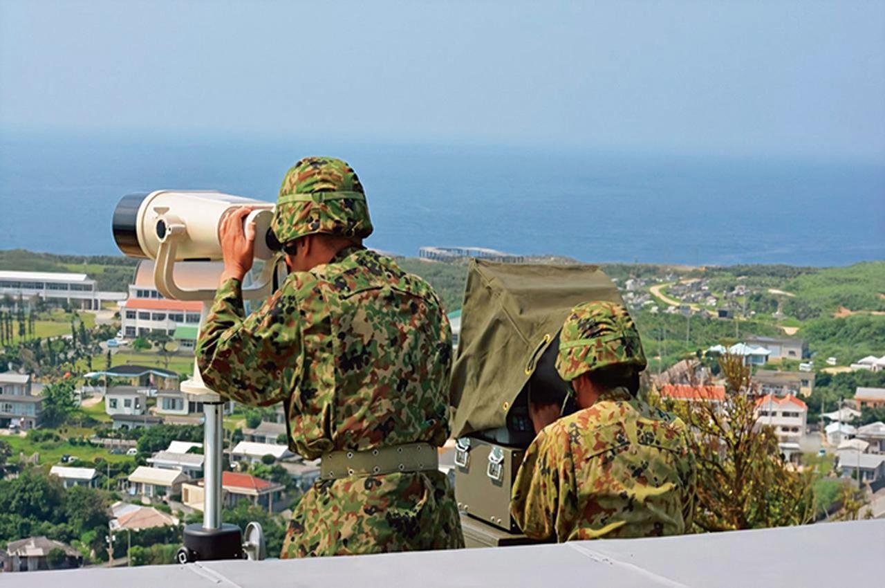 画像: 沿岸部では、沿岸監視隊が付近を航行する船舶などの警戒監視、情報収集を実施。日本最西端に位置する与那国島にも部隊は所在し、国境を守る。
