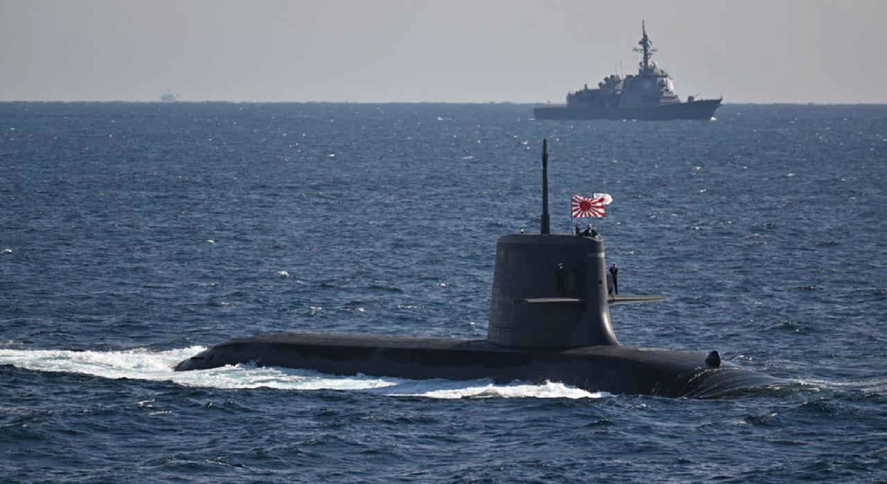 画像: 潜水艦が他国の領海内を通過する場合は、浮上して国旗や軍艦旗を掲げての航行が国際ルールとなっている。そのため潜没して通過した場合は領海侵入となる