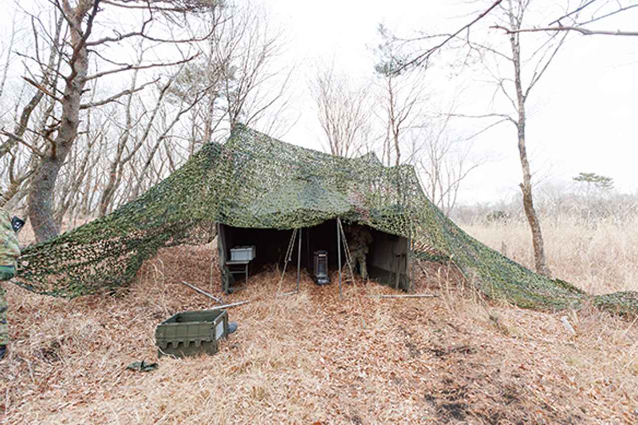画像: 開設中の指揮所。敵から見つからないよう擬装を施す