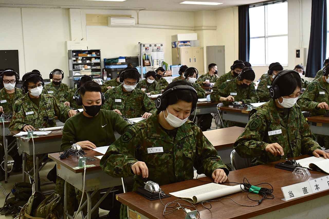 画像: モールス通信の教育を受ける学生。電子機器や通信技術が発達しても、モールス通信といった基本的な電信・通信の仕組みを理解することは、通信任務において必要不可欠だ　写真提供／防衛省