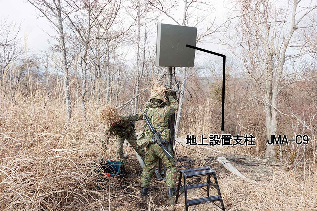 画像: ノード装置を設置する隊員。アンテナを延長すると敵に見つかりやすくなるため、通信試験を行うまで延長はしない