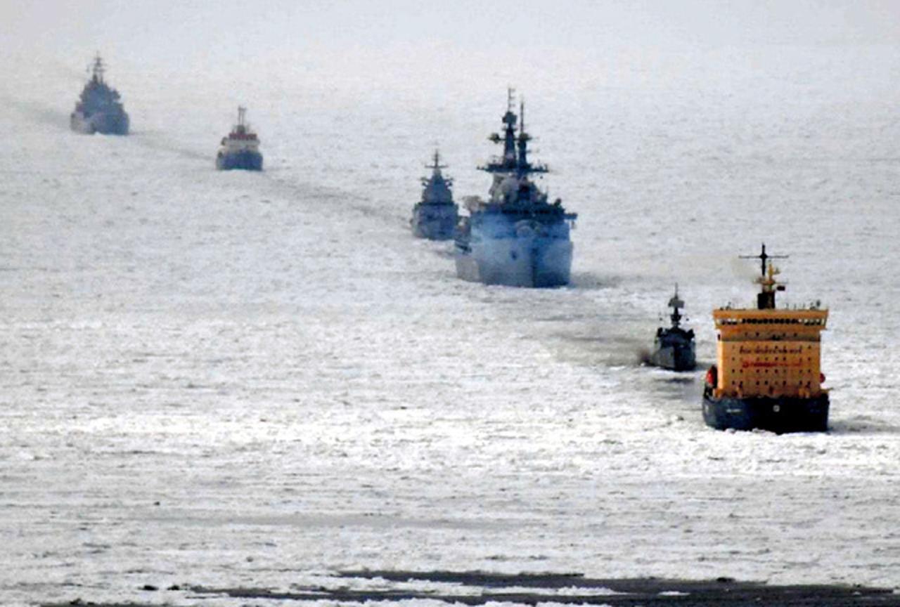 画像: 津軽海峡を太平洋側から日本海に向け航行するロシアの砕氷艦やフリゲート艦。航行した海域は公海とされている